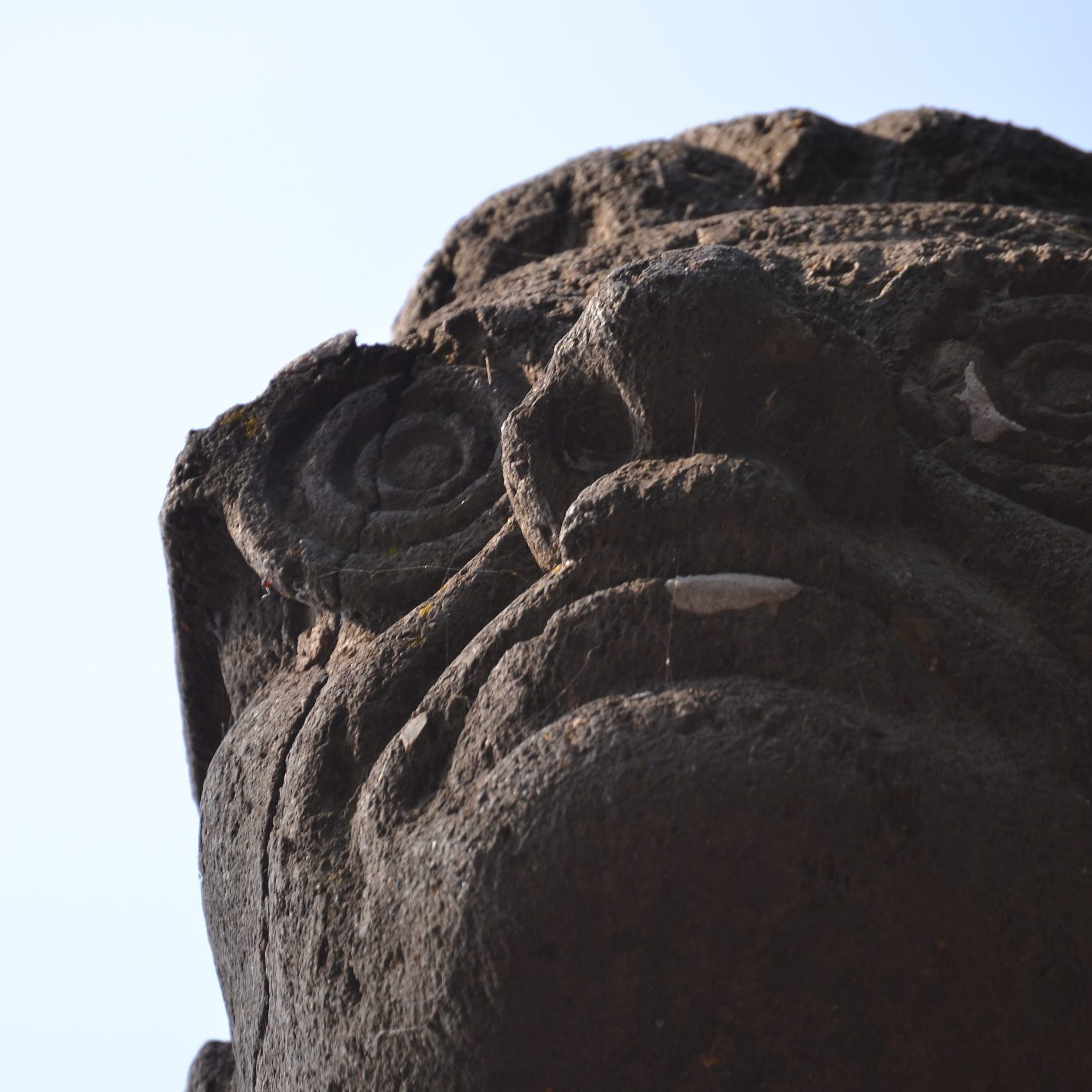 Das Gesicht einer steinernen Statue; die Augen sind Wirbel