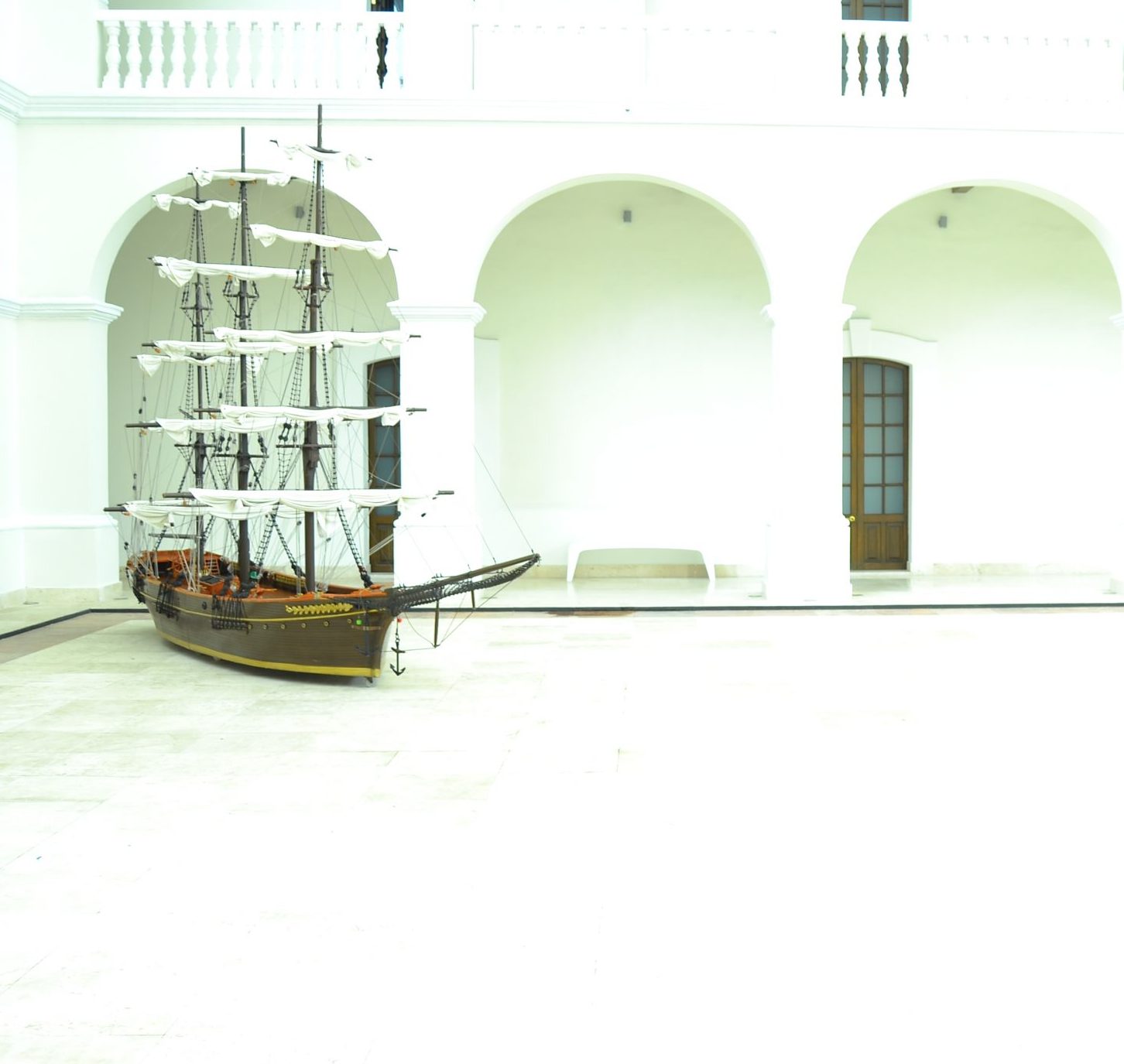 Ein großes Modell eines Segelschiffs in einem Atrium